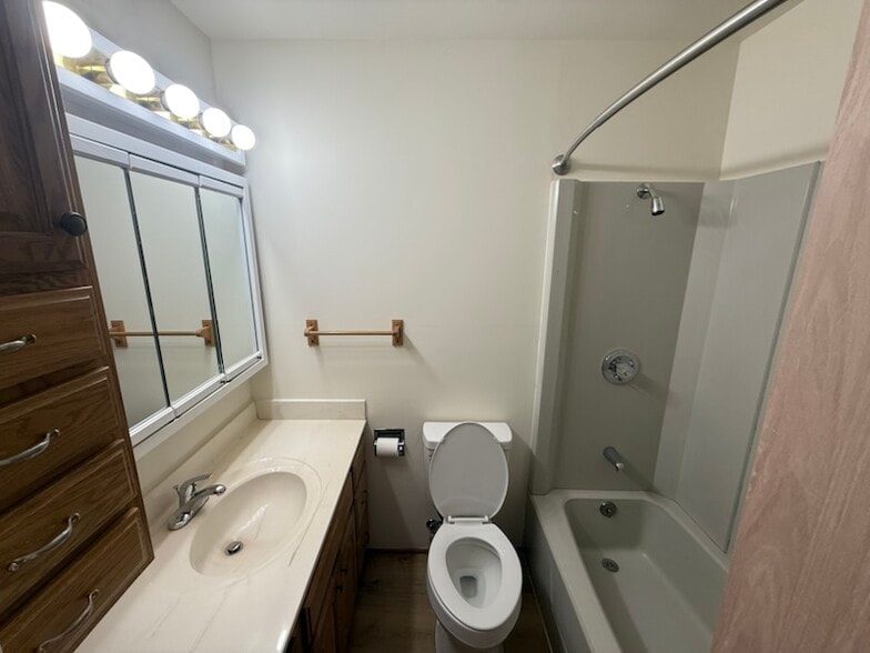 Building Photo - 1725 Elmwood Ln