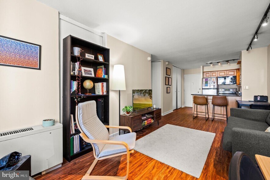 Building Photo - 224 W Rittenhouse Sq