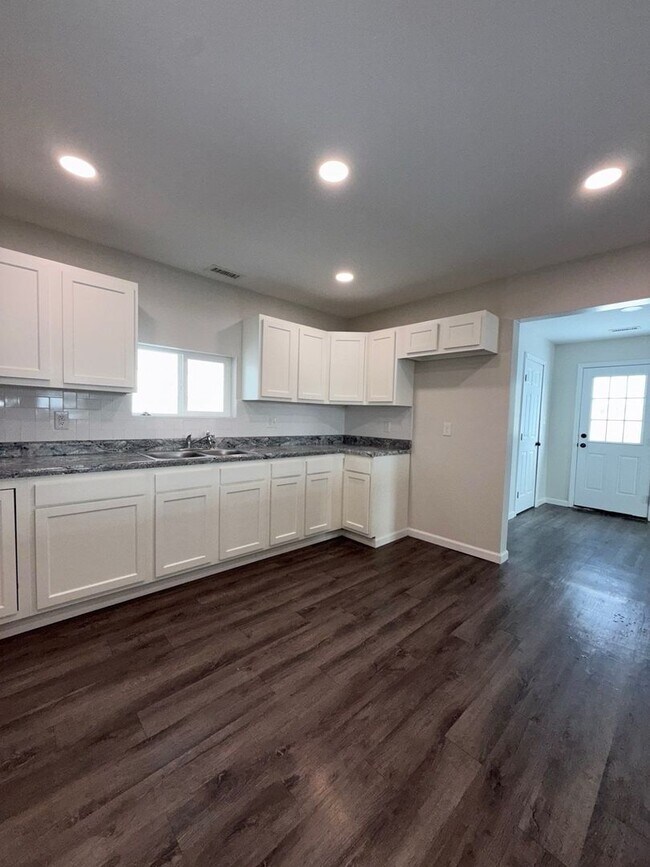 Building Photo - Modern & Spacious 3BR Home with Trendy Design Features and Large Yard! (INSIDE TEAS VALLEY SCHOOL...