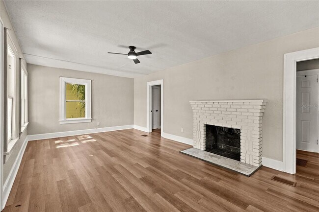 Building Photo - 2329-2327 7th St S