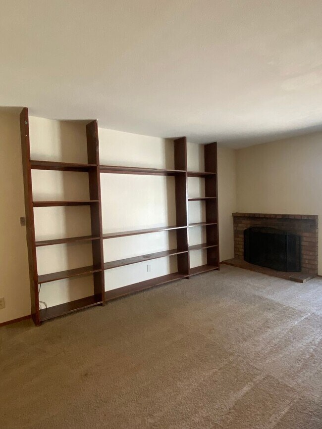 Building Photo - 1489 St James Pky