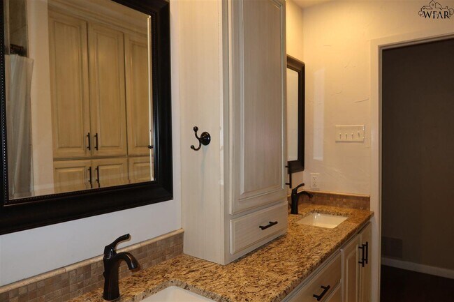 Building Photo - 1544 Sweetbriar Dr