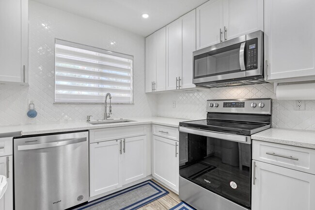 Building Photo - 2055 SE West Dunbrooke Cir
