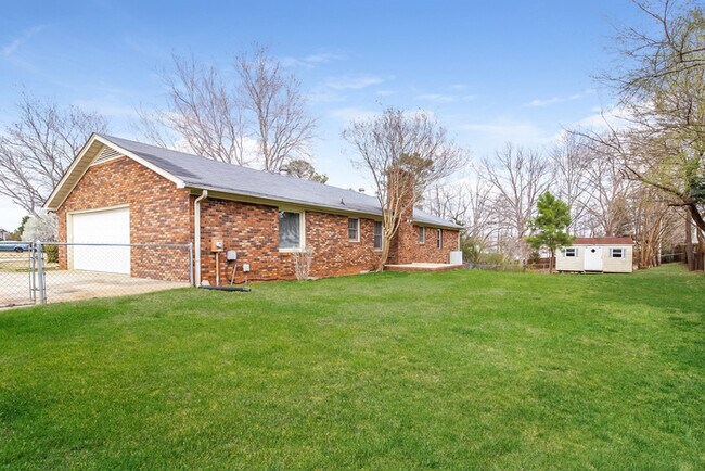 Building Photo - 1202 Green Fern Dr