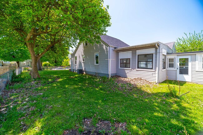 Building Photo - 1386 E 19th Ave