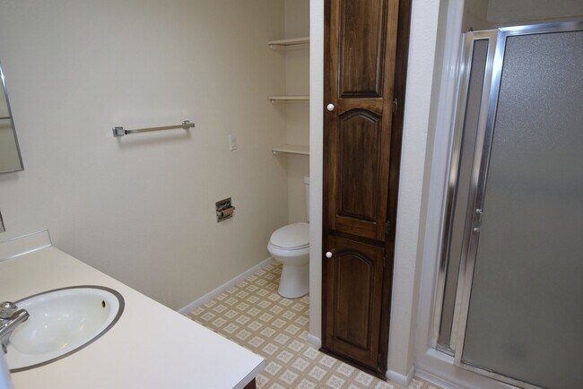 Building Photo - 6008 Quemado Dr NE