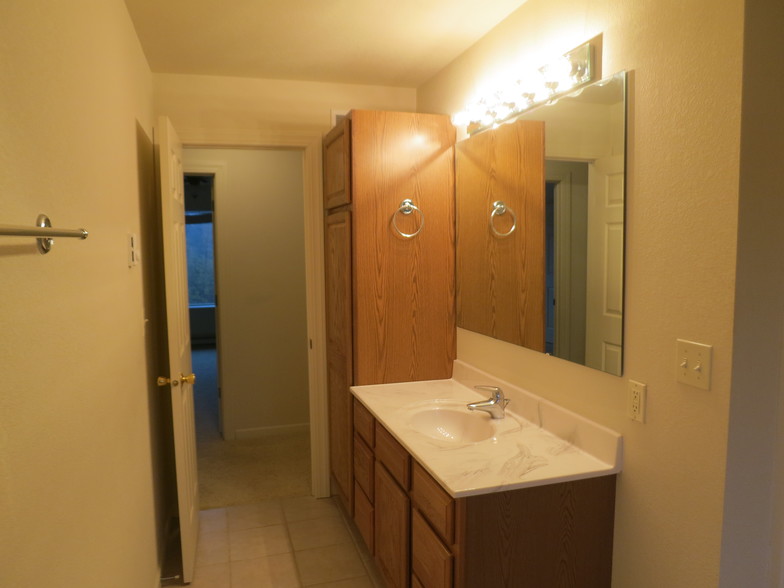 Main Bathroom with Tub/shower - 5185 Samuelson Rd