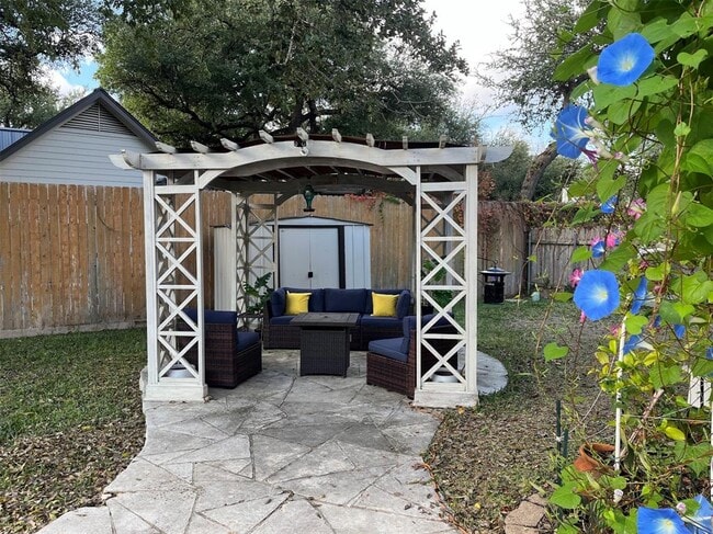 Building Photo - 6401 Woodcrest Dr