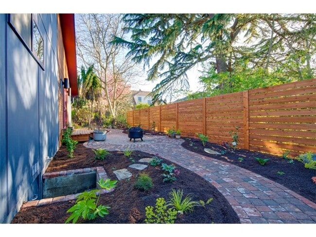 Building Photo - Incredible 3 Bed 2 Bath Madrona Home for L...