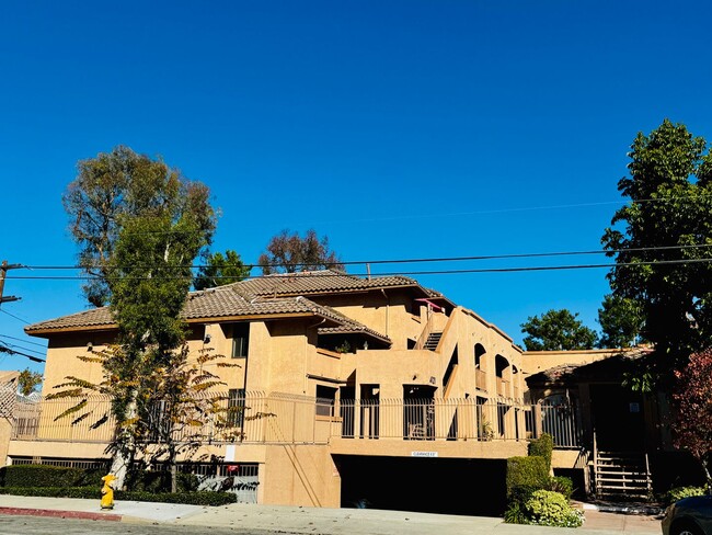 Building Photo - Remodeled 2 Bed / 2 Bath Near Signal Hill – Minutes from the Traffic Circle