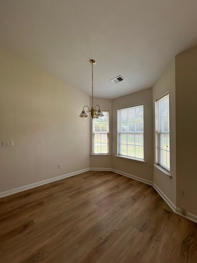 Building Photo - Beautiful 3-Bedroom Home in a Highly Desirable Community