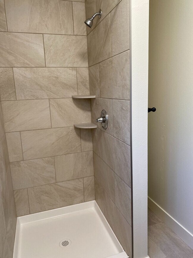 Building Photo - Half off of first months rent if a lease is signed before February 28th! 3 BED // 2 BATH HOME WIT...