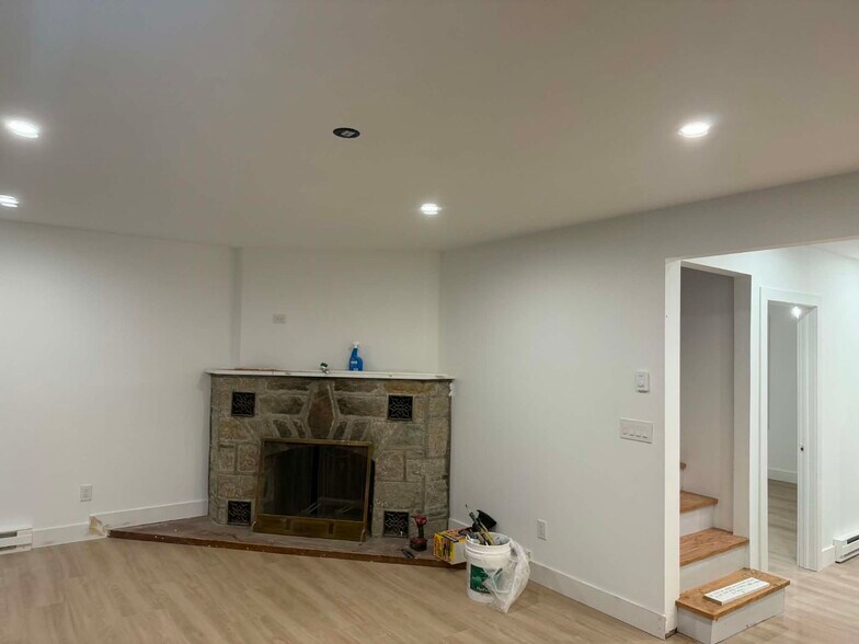 Building Photo - 219 Willow Dr