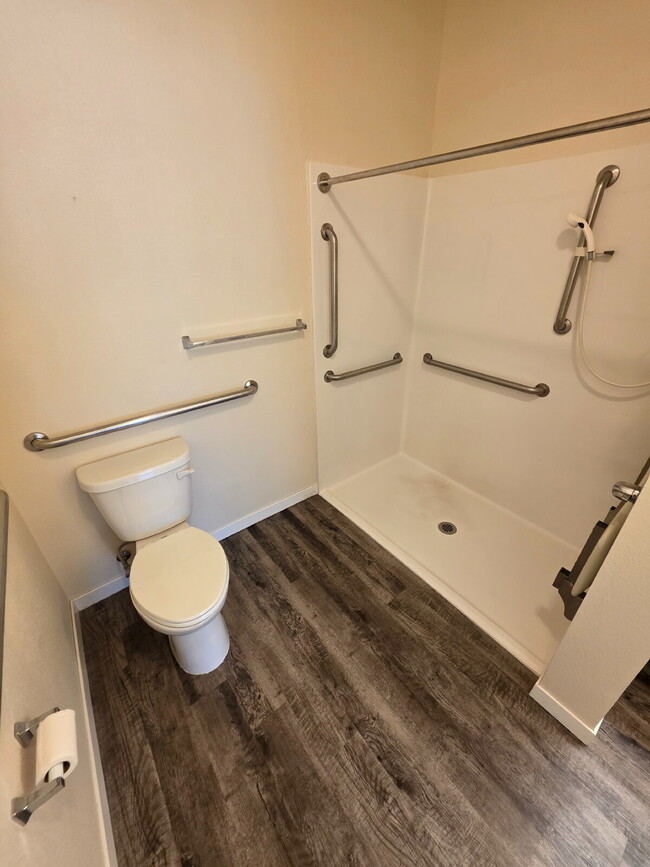 Building Photo - *HANDICAP ACCESSIBLE UNIT* 1 Bedroom | 1 Bathroom Lower Level Apartment Unit Available RIGHT NOW!