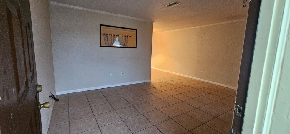 Living room - 31259 Fernway St