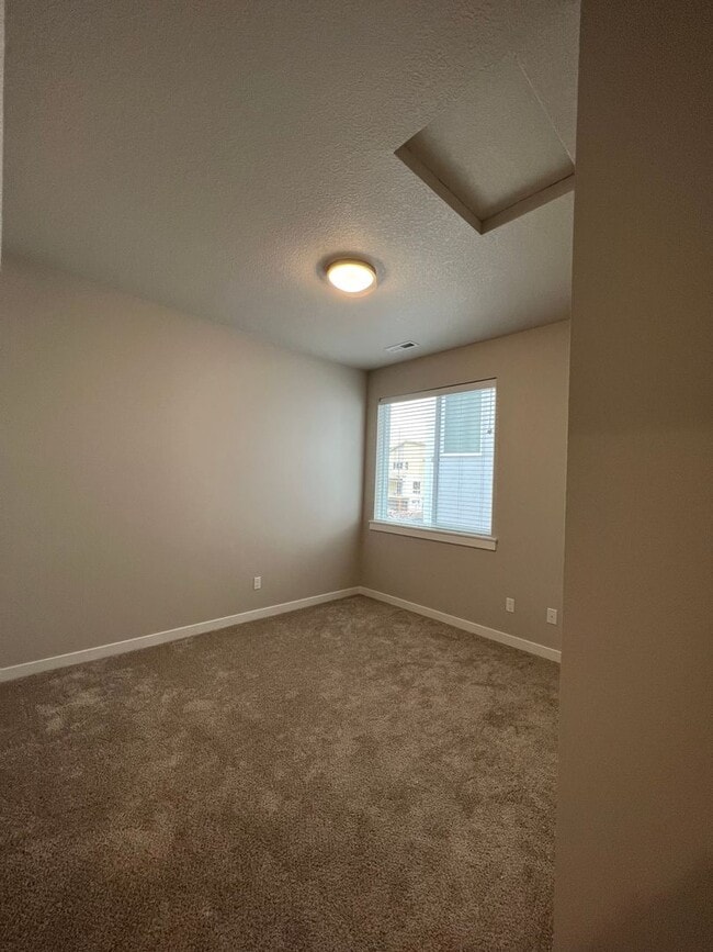 Building Photo - Start Lease by 8/15 to Receive REMAINDER o...