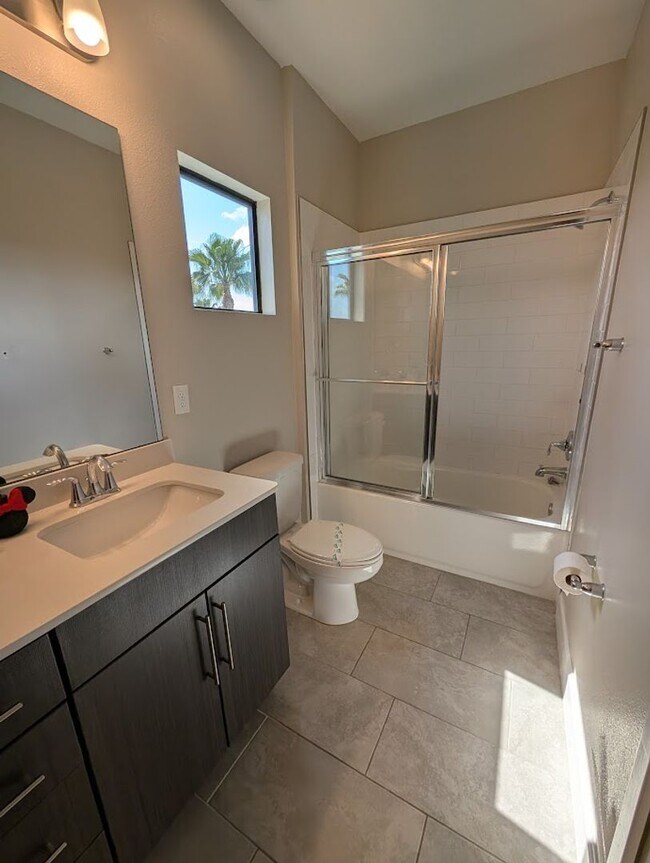 Building Photo - Beautiful Executive 4 Bed 3 Bath Home in Davenport!