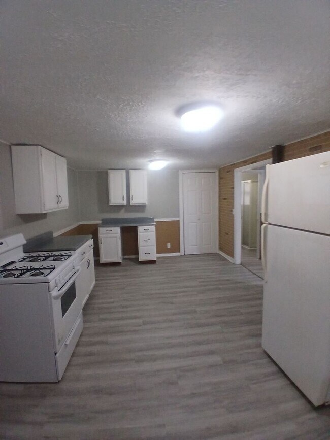 Building Photo - Completely Renovated 3 Bedroom, 2 Full Bathrooms! Front Porch & Detached Garage! 2 Living Rooms!