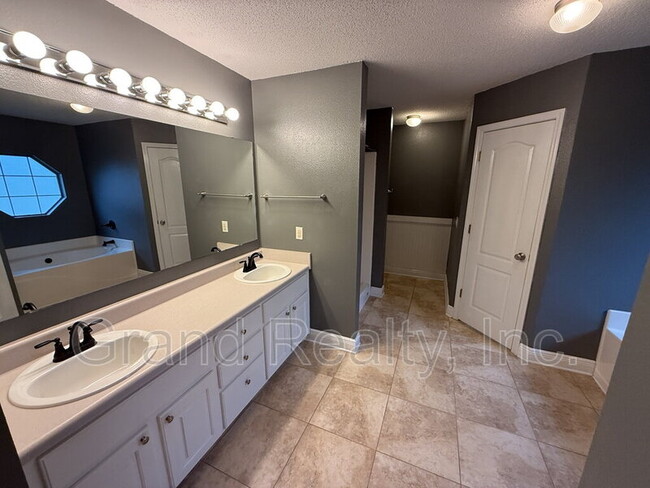 Building Photo - 4754 Winterdale Dr