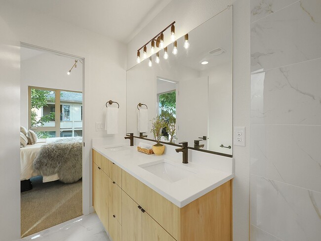 Building Photo - Stunning Townhome-Style Unit with Washer/D...