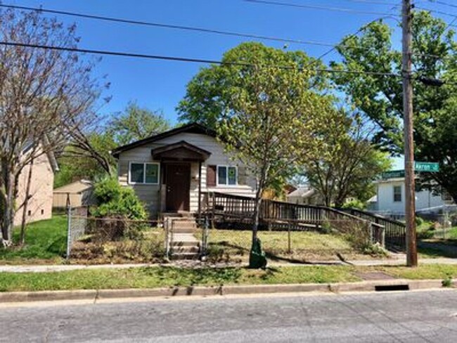 Building Photo - Cozy 3 bed 1.5 bath with Backyard