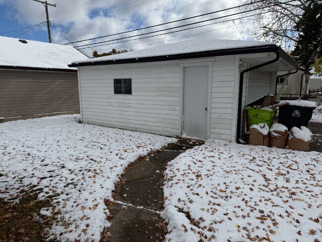 Building Photo - "3-Bedroom Gem with Spacious Living in Ros...