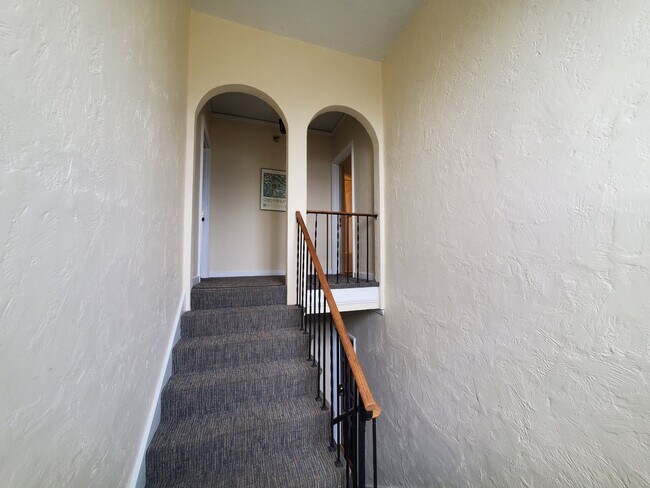 Building Photo - Top Floor Rockridge Two Bedroom Condo with...