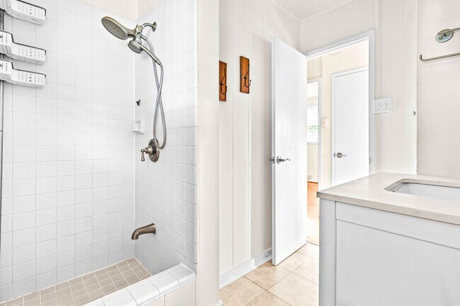 Building Photo - Charming 2/1 Cottage on a Quiet Lane in Ka...