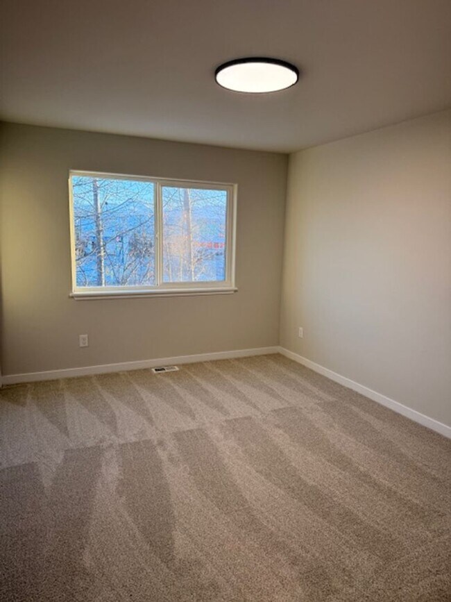 Building Photo - 3 Bedroom South Anchorage Townhouse! Utilities Included!