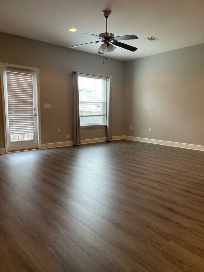 Building Photo - *** MOVE IN SPECIAL! Half OFF 1st Month's Rent!