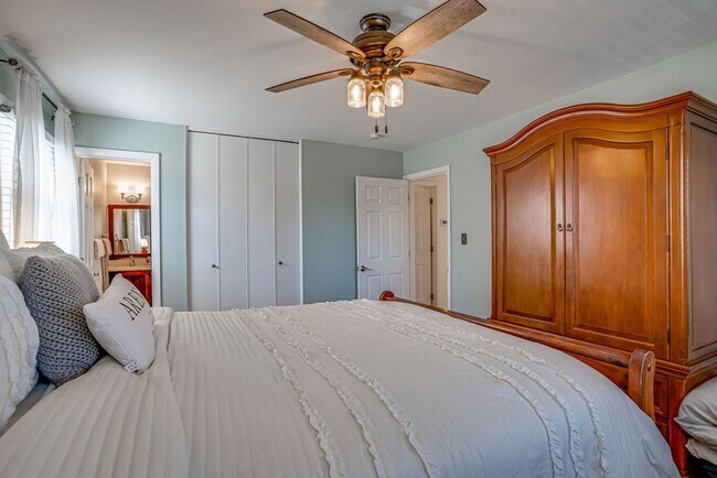 Building Photo - Gorgeous single-family home close to Belvo...