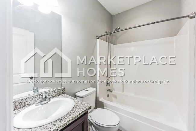 Building Photo - 440 Tree Line Dr