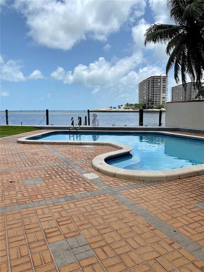 Building Photo - 1632 S Bayshore Ct