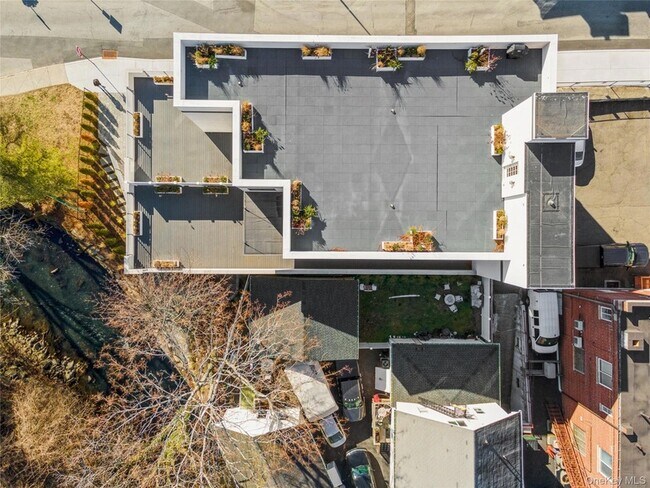 Building Photo - 355 Phillips Park Rd