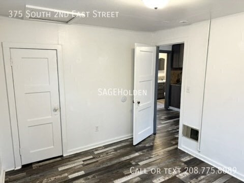 Building Photo - 375 S 2nd E St