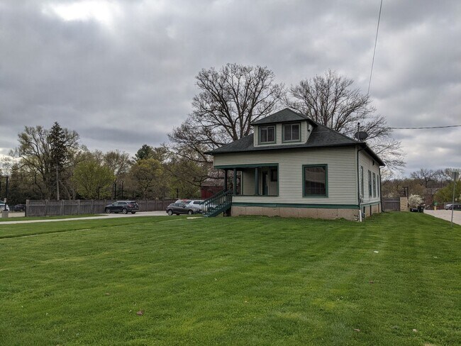 Building Photo - FALL 2026 AVAILABILITY!!!  2-bedroom, 1-bath apartment across from Kinnick and UIHC