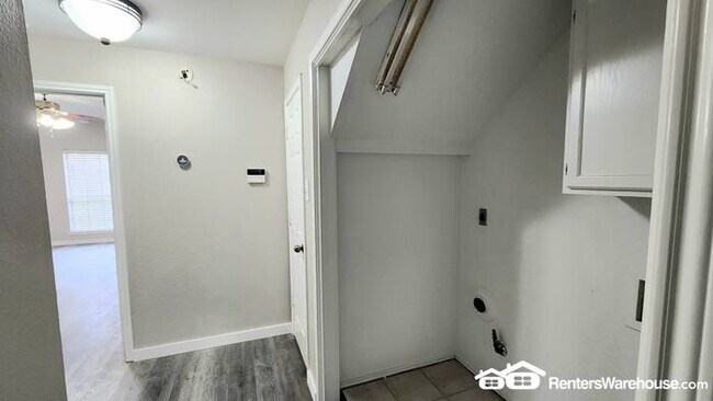 Building Photo - FOR RENT - MOVE IN READY - 3BED 2.5BATH - ...