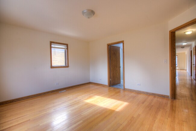 Building Photo - 5715 N Cicero Ave