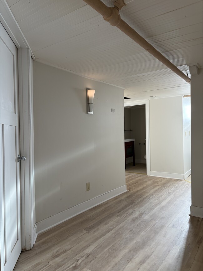 Building Photo - 934 W Shore Dr