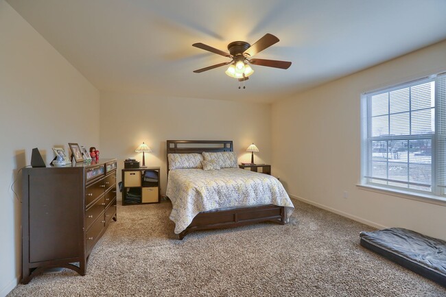 Building Photo - 4 bedroom townhome