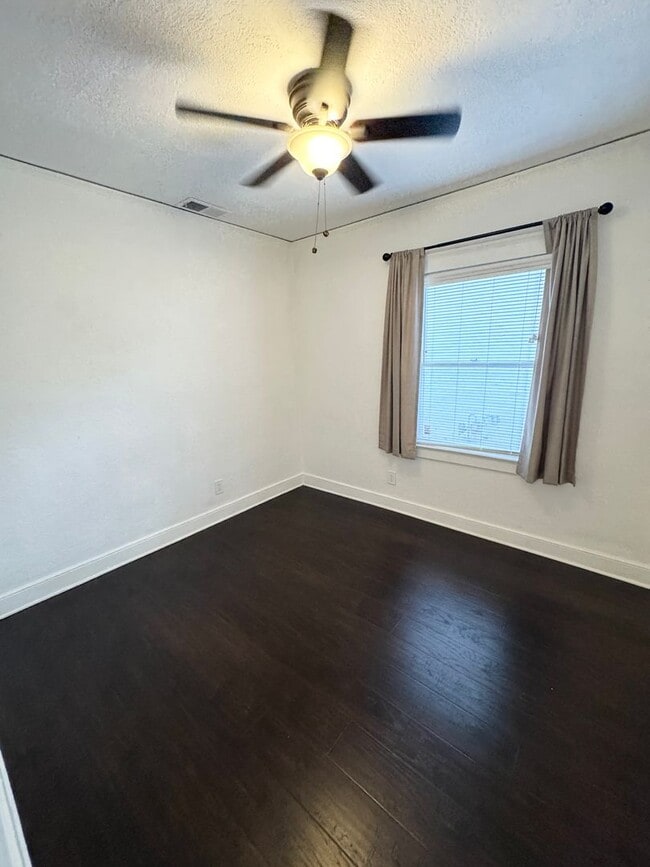 Building Photo - 1 Bedroom 1 Bath Duplex, Land Park-Curtis Park Area SEE VIDEO