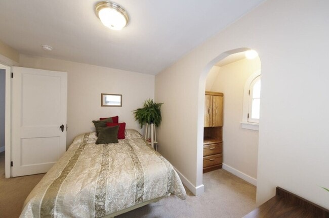 Building Photo - 723 S Allen St