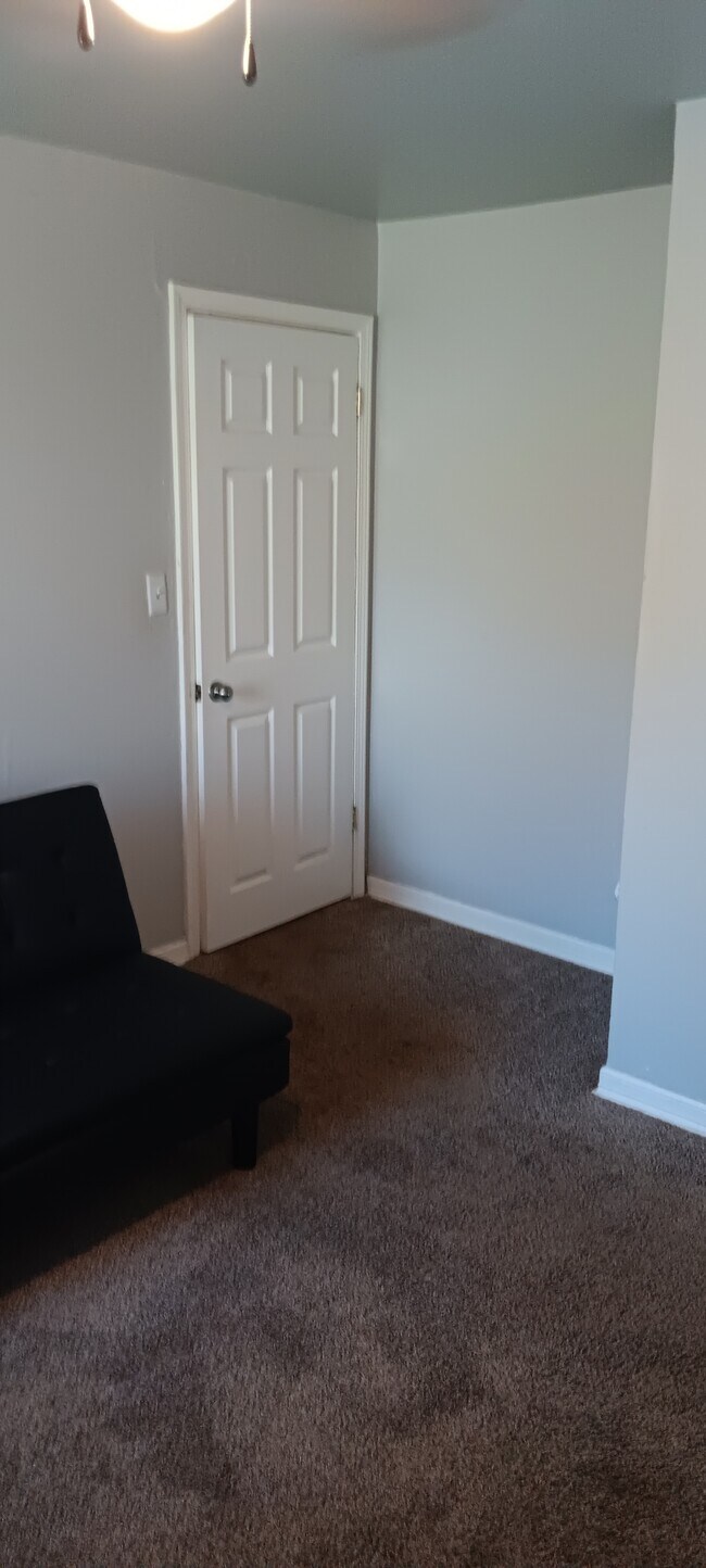 Building Photo - 548 E Woodrow St