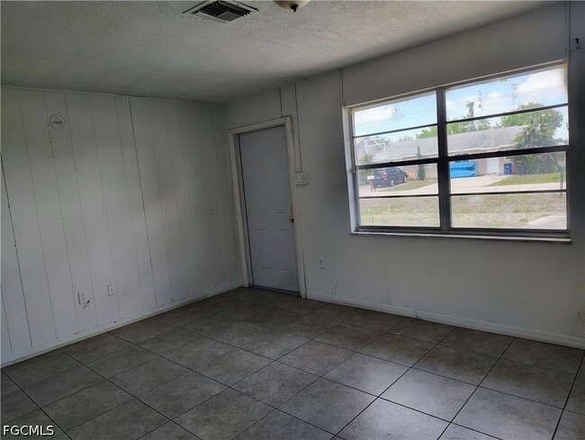 Building Photo - 1722 Maple Dr