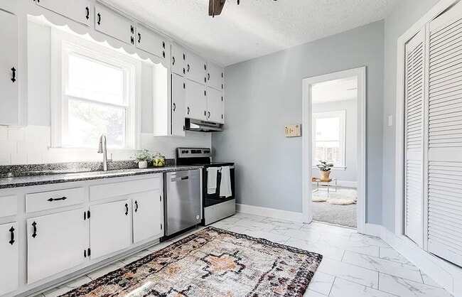 Building Photo - 9 S Fern Ave