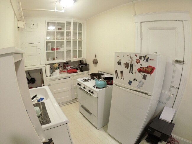 Building Photo - Spacious Studio - Pet Friendly - Close to ...
