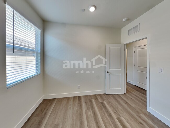 Building Photo - 505 Silverbell Fls Pl