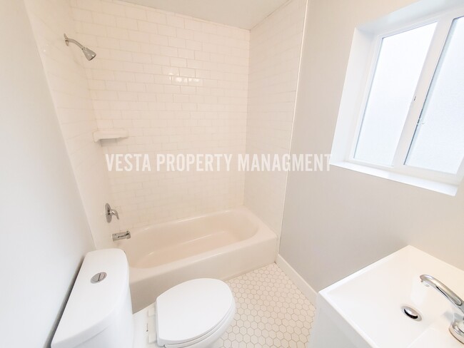 Building Photo - 2028 Ogden Ave