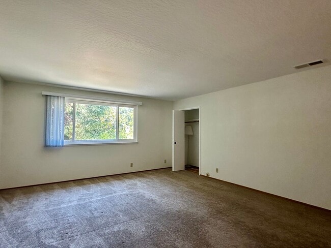 Building Photo - 4 Bedroom Home + Den in Saratoga!