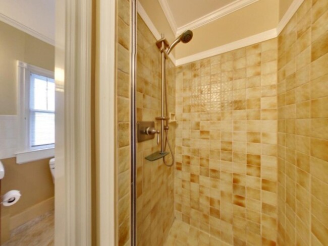 Building Photo - Spacious Four Bedroom Home in Lone Mountain
